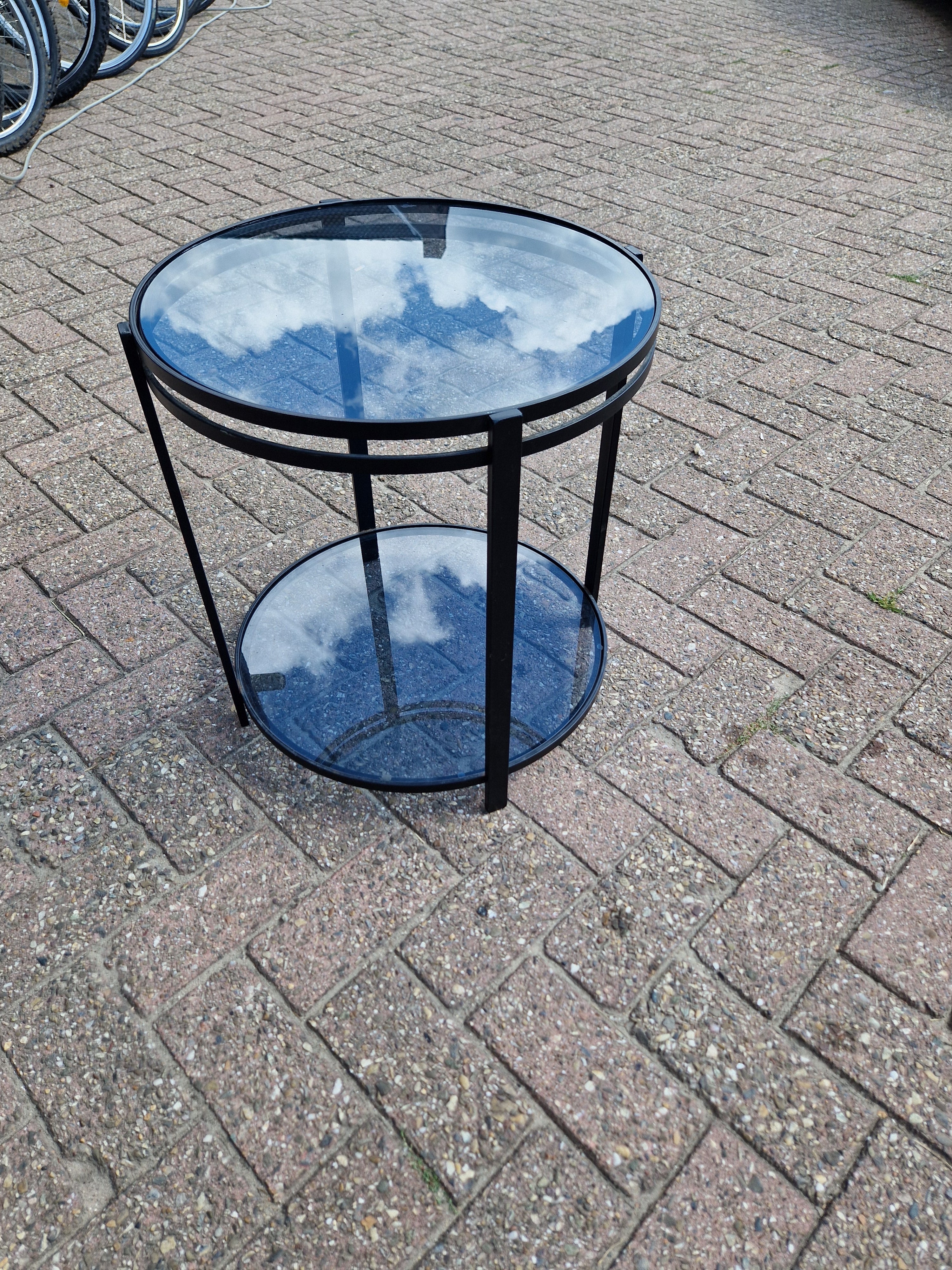 Ronde bijzettafel met 2 glazen tafelbladen – zwart metaal – Ø 45 cm