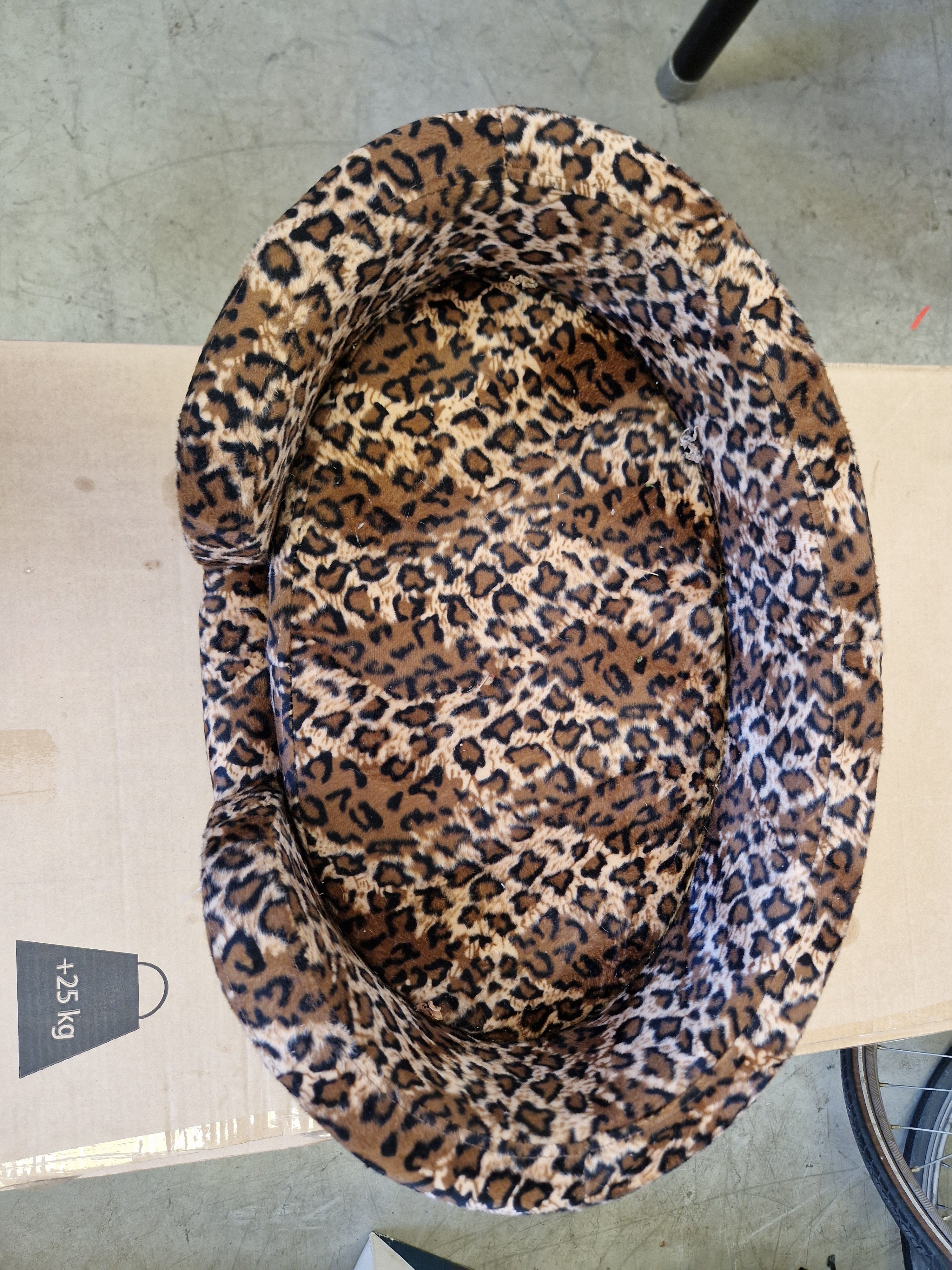 Hondenmand met panterprint – 62 × 45 cm