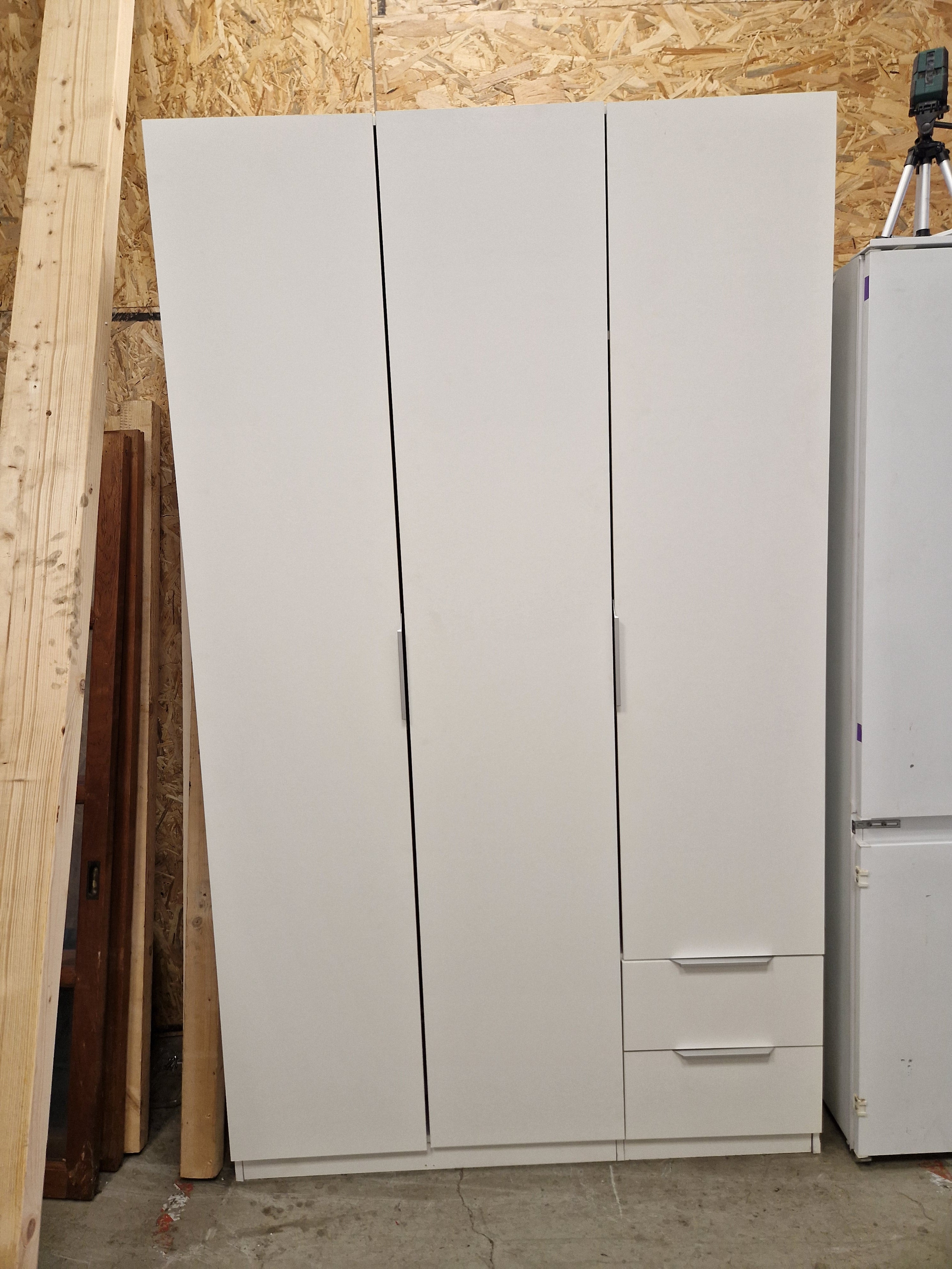 Witte kledingkast met hanggedeelte, lades en manden – 202 × 120 × 52 cm