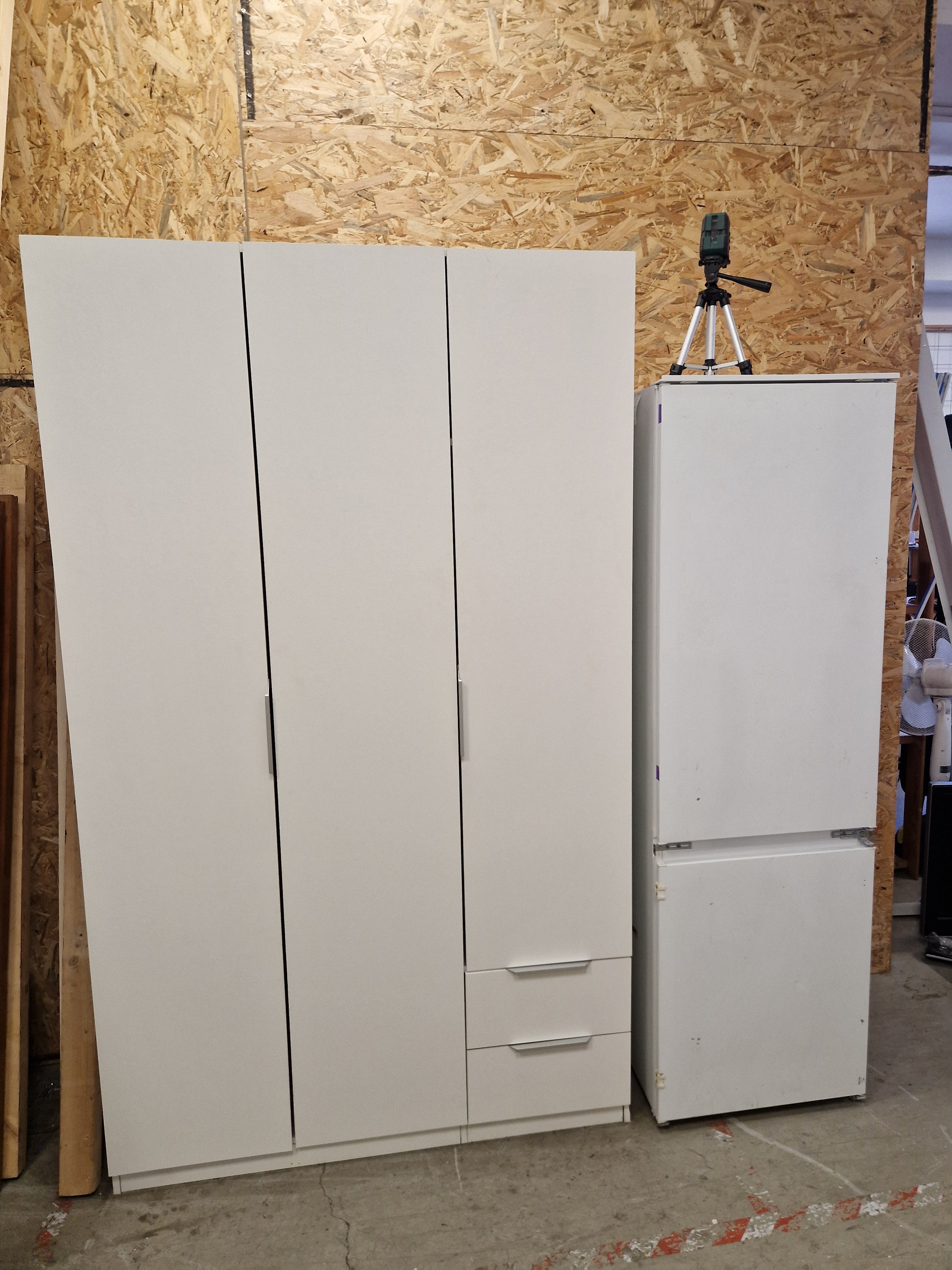 Witte kledingkast met hanggedeelte, lades en manden – 202 × 120 × 52 cm
