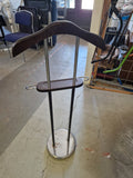 Kledingrek / kledingstandaard met houten hanger – vrijstaand