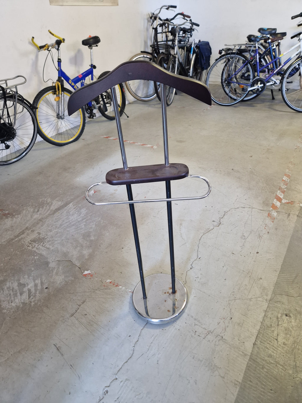 Kledingrek / kledingstandaard met houten hanger – vrijstaand