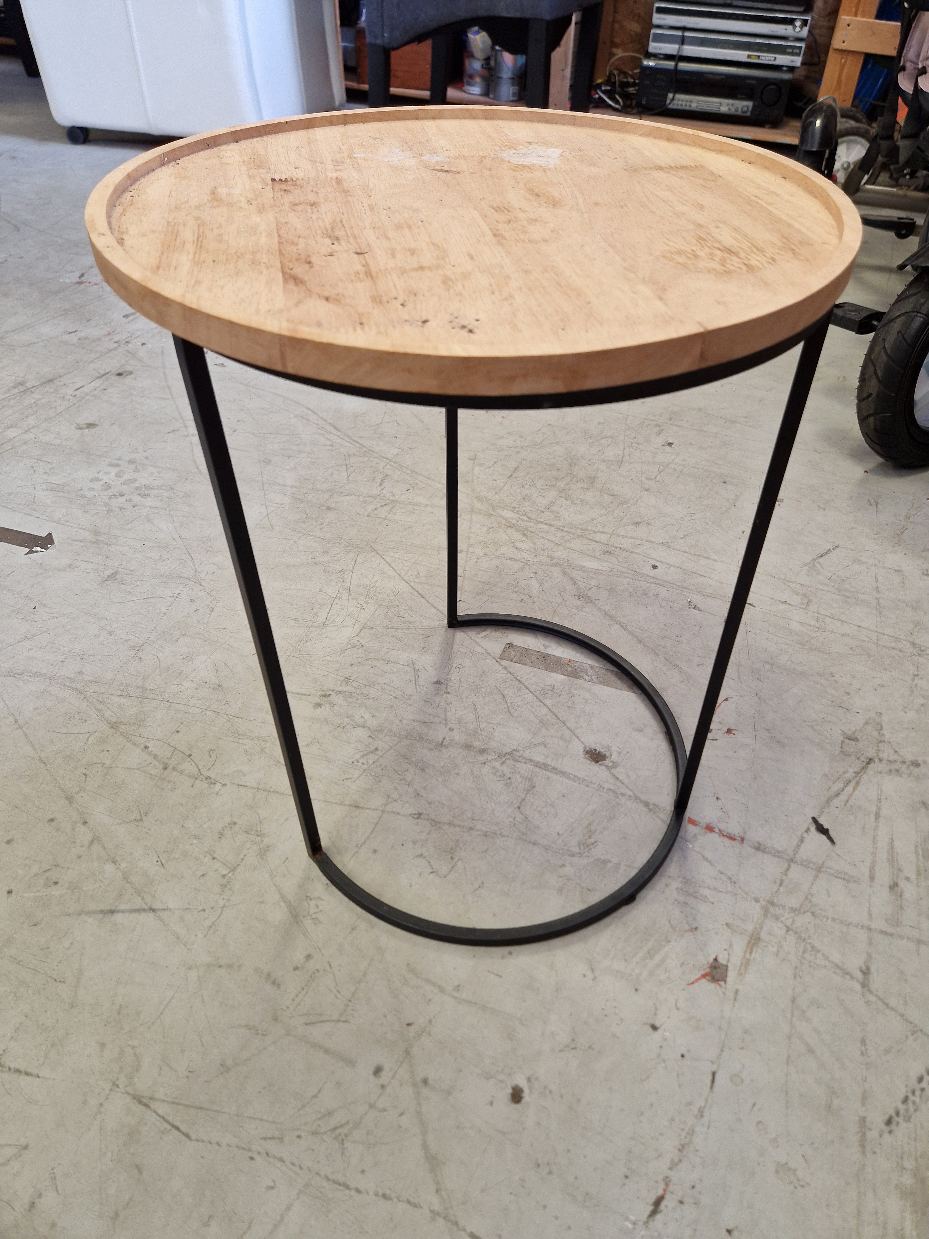 Ronde bijzettafel met houten blad – zwart metalen onderstel – Ø 40 cm
