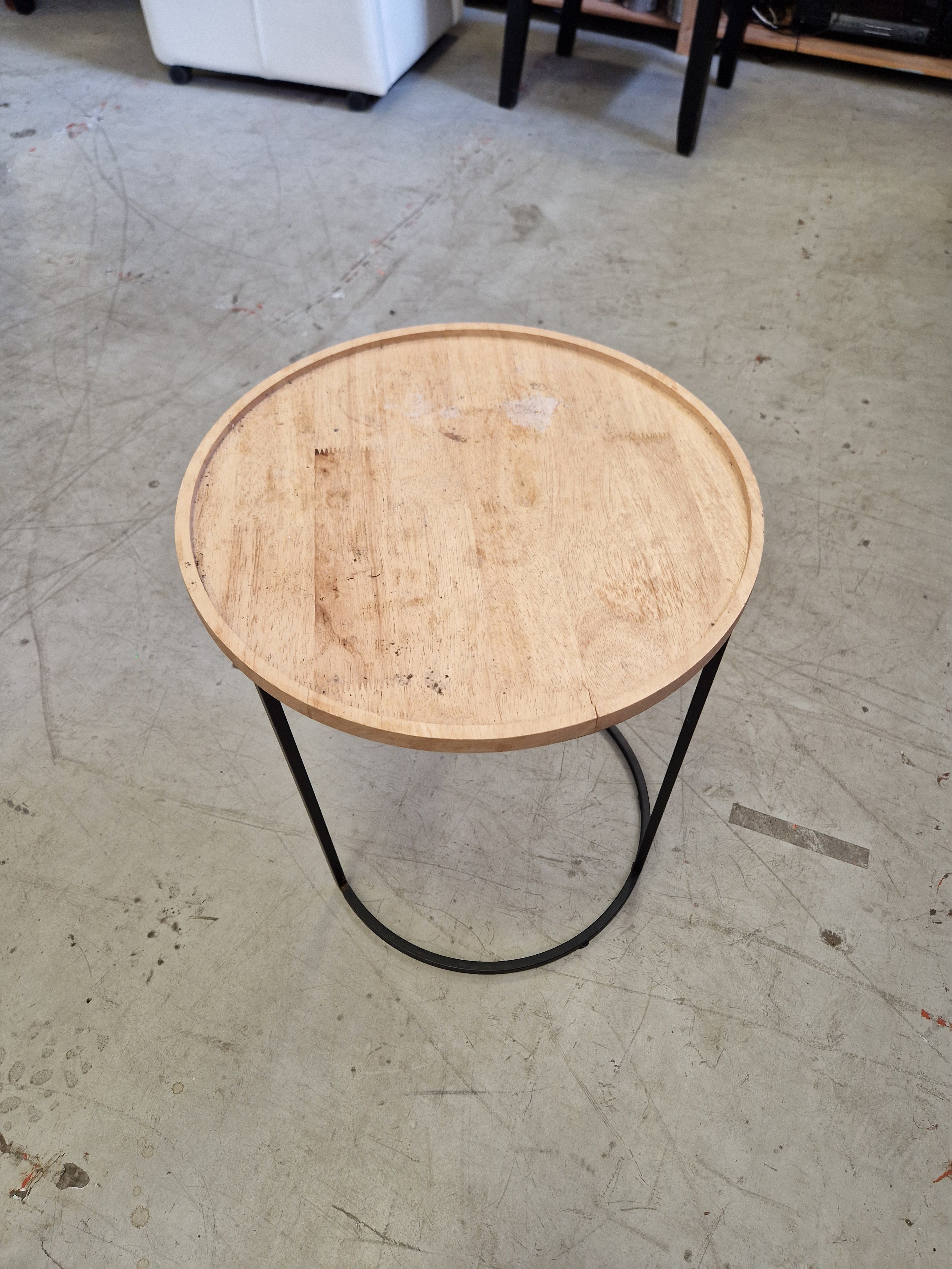 Ronde bijzettafel met houten blad – zwart metalen onderstel – Ø 40 cm